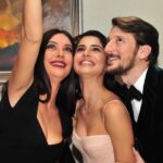 Beyza Şekerci Instagram – Bu hayatta iyi bir dostunuz varsa size hem arkadaş, hem sırdaş, hem abla, hem kardeş olabiliyorsa, sizin ona ihtiyacınız varken sizi arıyor, bir anda aklınıza düştüğünde o da sizi düşünüyorsa ve en anlaşamadığınız konu da bile düşüncelerinizi korkusuzca söylediğinizde anlaşılacağınıza eminseniz, her koşulda birlikte çok güçlü olduğunuzu hissediyorsanız, kalbinizde uçuşan kaygılarınız onunkiyle sözsüz anlaşabiliyorsa, her süreci birlikte atlatabiliyorsanız, onun mutluluğu size huzur veriyor, mutsuzluğu tedirginlik yaratıyorsa o insana sımsıkı sarılın.. Ben öyle yaptım, her gün kalbine hayranlık beslediğim bu güzel yüreğin bende değeri çok büyük. Hangi kelimeleri kullansam, en süslü cümlelerimi de yazsam bendeki yerini anlatmalara doyamam.. iyiki varsın bergümm..
Azmine, gücüne, iradene, kalbine, yüreğine karşılıksız herkese yetişine hayranım..
Seni çok seviyorum, iyiki doğdun🥳🙌🏻 @berguzarkorel