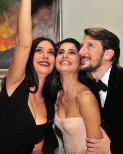 Beyza Şekerci Instagram - Bu hayatta iyi bir dostunuz varsa size hem arkadaş, hem sırdaş, hem abla, hem kardeş olabiliyorsa, sizin ona ihtiyacınız varken sizi arıyor, bir anda aklınıza düştüğünde o da sizi düşünüyorsa ve en anlaşamadığınız konu da bile düşüncelerinizi korkusuzca söylediğinizde anlaşılacağınıza eminseniz, her koşulda birlikte çok güçlü olduğunuzu hissediyorsanız, kalbinizde uçuşan kaygılarınız onunkiyle sözsüz anlaşabiliyorsa, her süreci birlikte atlatabiliyorsanız, onun mutluluğu size huzur veriyor, mutsuzluğu tedirginlik yaratıyorsa o insana sımsıkı sarılın.. Ben öyle yaptım, her gün kalbine hayranlık beslediğim bu güzel yüreğin bende değeri çok büyük. Hangi kelimeleri kullansam, en süslü cümlelerimi de yazsam bendeki yerini anlatmalara doyamam.. iyiki varsın bergümm.. Azmine, gücüne, iradene, kalbine, yüreğine karşılıksız herkese yetişine hayranım.. Seni çok seviyorum, iyiki doğdun🥳🙌🏻 @berguzarkorel