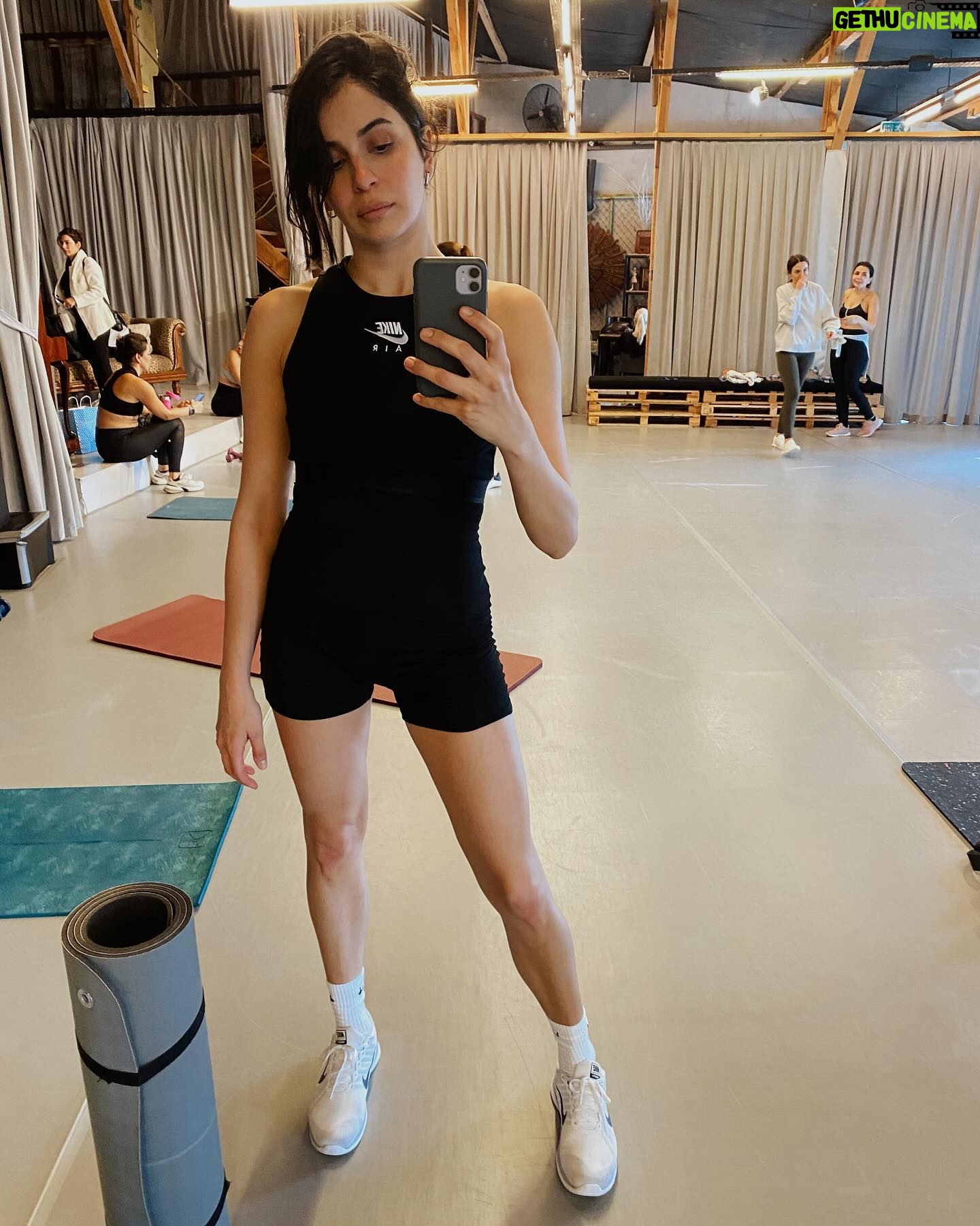 Beyza Şekerci Instagram - Zorlu bir haftayı, hakkıyla tamamlamışımdır🫶🏻 Başlangıç günüyle bitişi arası bir uçurum💫 Aferin verdim kendime yıldızlısından🌟