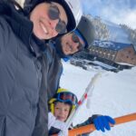 Beyza Şekerci Instagram - Bu hikaye 5 yıllık⛷️ İlk fotoğraf birkaç saat öncesinin🙌🏻 Biz zaten yıllardır müptelasıydık, Engin ile ilk günden beri hayatımızda hep vardı kayak, Can doğunca tempo düşer mi acaba derken işi terse çevirmişiz, şimdi daha iyi anlıyorum. İyiki de yapmışız🫶🏻❄️☃️ Bugün artık 3’ümüz birlikte kayabiliyoruz, Can’ın yolu biraz daha var ama cesareti ve inancını görünce dedim ki doğru yoldayız⛷️ 👉🏻Fotoğrafları kaydırırsanız 5 yıllık bir özet sizi bekliyor🫶🏻