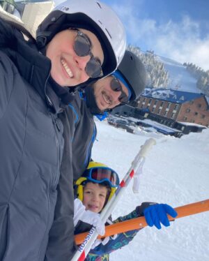Beyza Şekerci Instagram - Bu hikaye 5 yıllık⛷️ İlk fotoğraf birkaç saat öncesinin🙌🏻
Biz zaten yıllardır müptelasıydık, Engin ile ilk günden beri hayatımızda hep vardı kayak, Can doğunca tempo düşer mi acaba derken işi terse çevirmişiz, şimdi daha iyi anlıyorum. İyiki de yapmışız🫶🏻❄️☃️
Bugün artık 3’ümüz birlikte kayabiliyoruz, 
Can’ın yolu biraz daha var ama cesareti ve inancını görünce dedim ki doğru yoldayız⛷️
👉🏻Fotoğrafları kaydırırsanız 5 yıllık bir özet sizi bekliyor🫶🏻