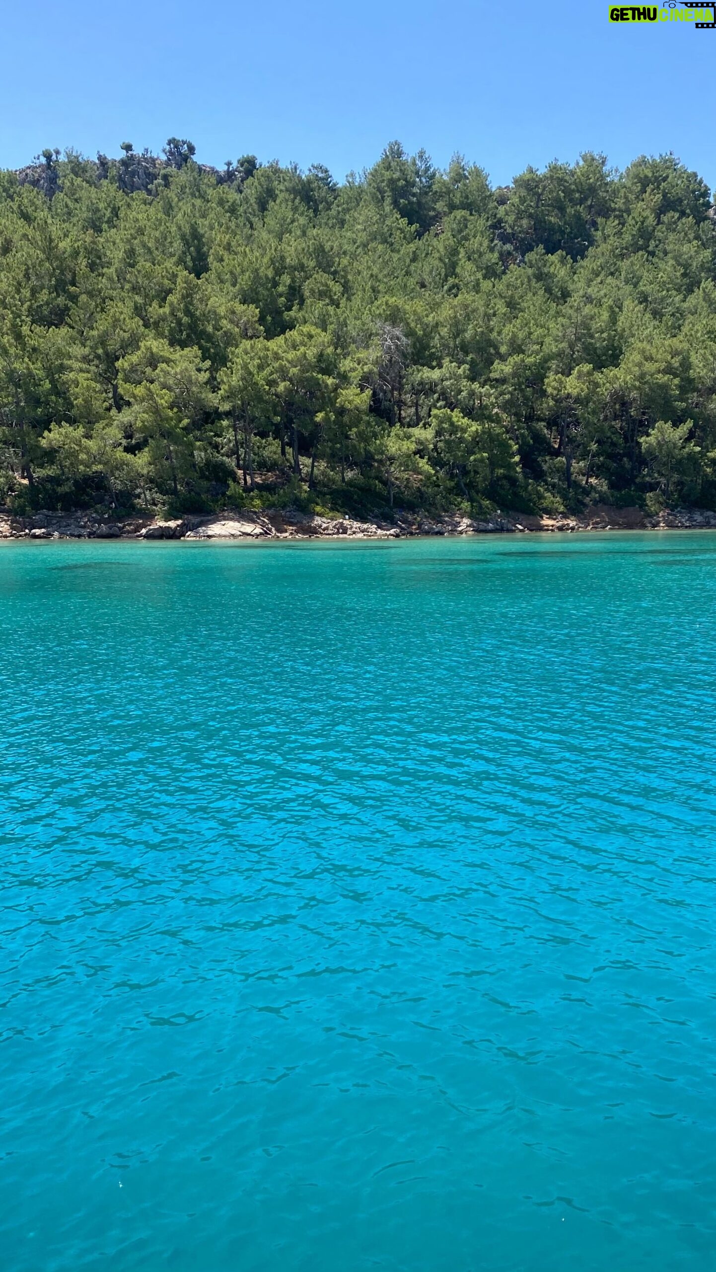 Beyza Şekerci Instagram - Deniz üstünde zaman hızlı geçti özeti ancak toparlayabildim🥳🍸 @cemreyesilgonenli @cangonenli çifti size ne desek az kalır daha nicelerine, birlikte🌸