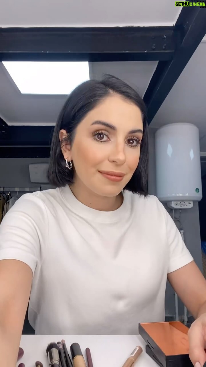 Beyza Şekerci Instagram - “Kim Bu Ben” oyun öncesi hazırlık Vol 1💄