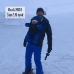 Beyza Şekerci Instagram - Bu hikaye 5 yıllık⛷️ İlk fotoğraf birkaç saat öncesinin🙌🏻 Biz zaten yıllardır müptelasıydık, Engin ile ilk günden beri hayatımızda hep vardı kayak, Can doğunca tempo düşer mi acaba derken işi terse çevirmişiz, şimdi daha iyi anlıyorum. İyiki de yapmışız🫶🏻❄️☃️ Bugün artık 3’ümüz birlikte kayabiliyoruz, Can’ın yolu biraz daha var ama cesareti ve inancını görünce dedim ki doğru yoldayız⛷️ 👉🏻Fotoğrafları kaydırırsanız 5 yıllık bir özet sizi bekliyor🫶🏻