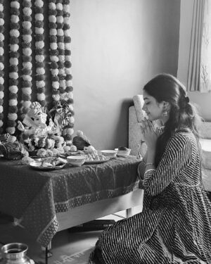 Bhagyashri Borse Instagram - || गणपती बाप्पा मोरया || 🙏🏼

I remember being the happiest child when Bappa would come home, I’d sing songs to him, eat lots of modak and spend family time. Bestest time with Bappa. Forever my number one!✨