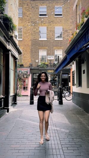 Bhagyashri Borse Instagram - Kya aap bhi bekarar hai?🥰