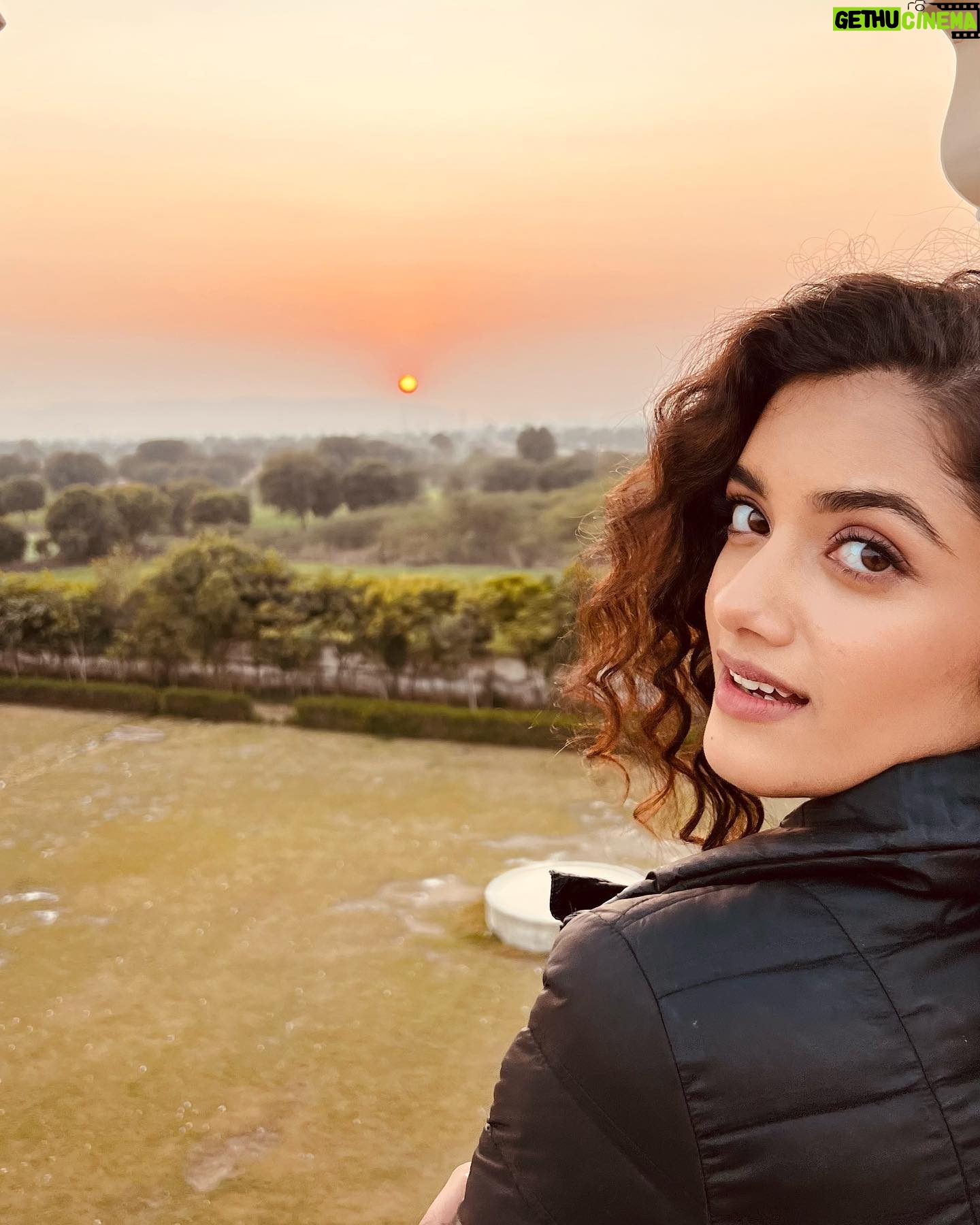 Bhagyashri Borse - 13.6K Likes - Did your heart skip a beat too? ☀️
#sunsets~#beginnings