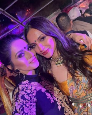 Bhavna Limbachia Instagram - Family 💛
.
.
.
.
.
#family #wedding #limbachiafamily
