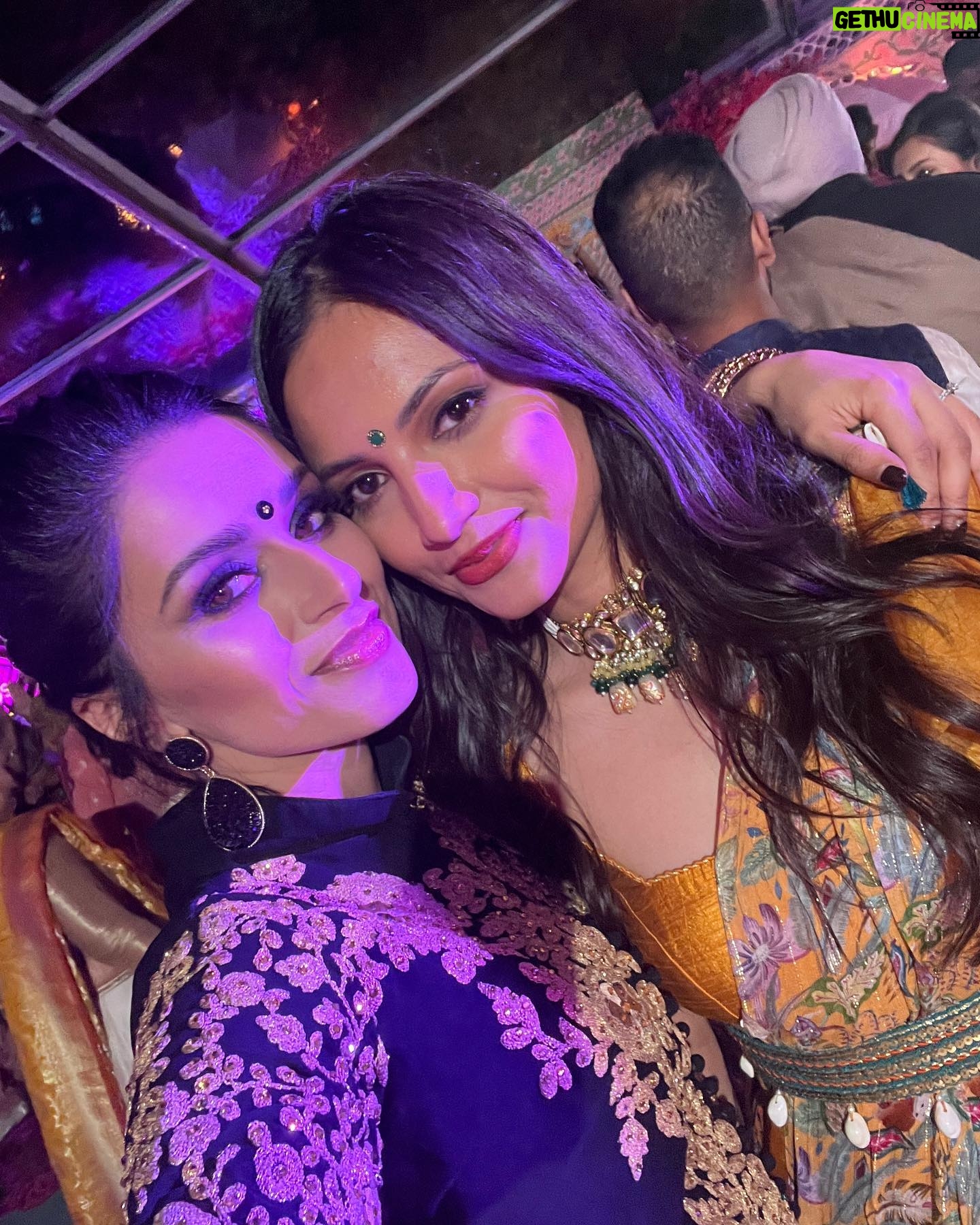 Bhavna Limbachia - 3 Likes - Family 💛
.
.
.
.
.
#family #wedding #limbachiafamily