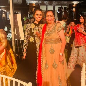 Bhavna Limbachia Instagram - Mummy Limbachia & Me 🇮🇳
.
.
.
.
.
#family #familywedding #indian