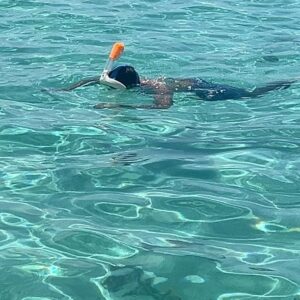 Bhavna Limbachia Instagram - Snorkelling | Mauritius | 14.02.24 🐟🐠🐡
.
I have a strong fear of swimming in open water. Wouldn’t dream of doing it. Today I conquered my fear. Don’t get me wrong, initially I was freaked out. I clung to the bottom of the boat. I asked the Hubster to hold my hand. We swam out into the middle of the sea and I just let go… and off I went ✨🏊‍♀️ I LOVED IT!! ♥️🙏🏽🧿 
#letgo #mauritius #mauritius🇲🇺 #snorkeling #bluesea