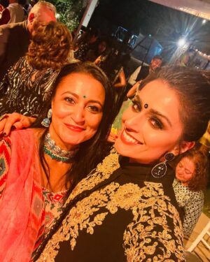 Bhavna Limbachia Instagram - Family 💛
.
.
.
.
.
#family #wedding #limbachiafamily