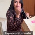 Bhavya Sri Instagram - Paaapam entha bhayapadindhoo 😜😜 sorry ra darling @iambhavyasri First time she came to say hello and this is what I did 😜😜😜😜 #bezawadabebakkai #telugufunny #telugucomedy #instafunny #instacomedy #bezawada #funnyreels #telugureels #surprise #prank #telugumemes #telugutrolls