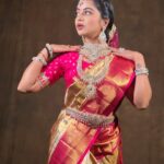 Bhavya Sri Instagram - ♥️💎♥️jewellery ramp show #event #jewellerydesign #traditional #gold #showstopper #jrcconvention #hyderabad #rampshow #manepalli #srikrishnasilks #pose