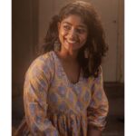 Bhoomi Shetty Instagram – I smile because I’ve no idea what’s going on🤪
.
My real expression is in the last pic after receiving tons of pictures from @balajimanoharphotography ❤️
.
.
Top @silayibazi 
Jewellery @deeluxesoul_ 
.
.
.
.
#alittlebrowngirl #bhoomishetty #photooftheday #bangalore #streetphotography #balajimanohar