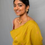 Bhoomi Shetty Instagram - •ಕಣ್ಸೆಳೆತ• . 🧿🧿 . Styling @_shilpa_hegde . Photographer @thema.rudrani . Jewellery @anu_manasa__actor . Hairstylist @k_e_e_r_t_h_i__0_5 . Makeup ಭೂMeee . . . . . . . . . . #alittlebrowngirl #bhoomishetty #biker #actor #kannadigaru #eyes #smile #instagram #jackie #puneethrajkumar #photooftheday #photography #outfit #saree #styleblogger