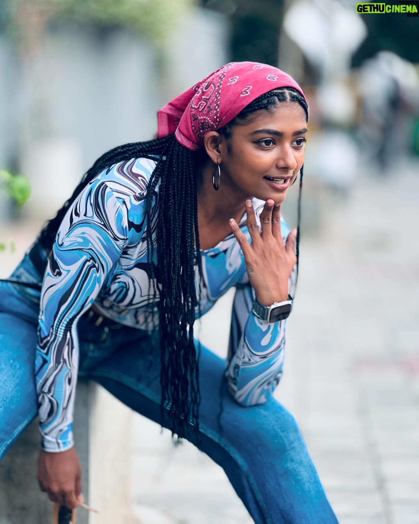 Bhoomi Shetty Instagram - Dropping some from my fav series⭐️ . . . . Pictures @the_at_rist . . . . . . . . #alittlebrowngirl #bhoomishetty #braids #hairtransformation #gymmotivation #biker #smile #streetphotography #photoshoot #happiness #explorar #trendcreator #fun #bangalore