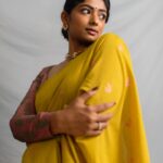 Bhoomi Shetty Instagram - •ಕಣ್ಸೆಳೆತ• . 🧿🧿 . Styling @_shilpa_hegde . Photographer @thema.rudrani . Jewellery @anu_manasa__actor . Hairstylist @k_e_e_r_t_h_i__0_5 . Makeup ಭೂMeee . . . . . . . . . . #alittlebrowngirl #bhoomishetty #biker #actor #kannadigaru #eyes #smile #instagram #jackie #puneethrajkumar #photooftheday #photography #outfit #saree #styleblogger