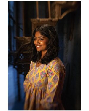 Bhoomi Shetty Instagram - I smile because I’ve no idea what’s going on🤪
.
My real expression is in the last pic after receiving tons of pictures from @balajimanoharphotography ❤️
.
.
Top @silayibazi 
Jewellery @deeluxesoul_ 
.
.
.
.
#alittlebrowngirl #bhoomishetty #photooftheday #bangalore #streetphotography #balajimanohar