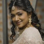 Bhoomi Shetty Instagram – अजब तेरी है ऐ महबूब सूरत
नज़र से गिर गए सब ख़ूबसूरत ||
.
.
.
Photography @kaushik_yadavv
Styling @beingstyl
Ast Styling @whyduggsss
MUA @beautyrush_by_avantika
Outfit @samyakkclothing
Location partner @thesodafactoryblr
.
.
.
.
.
.
.
.
.
#alittlebrowngirl #bhoomishetty #actress #photooftheday #saree #indianwear #styleinspo #makeuplover #explore #photography #indianjewellery #instagram #photoshoot #smile #ghazal