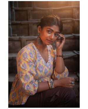 Bhoomi Shetty Instagram - I smile because I’ve no idea what’s going on🤪
.
My real expression is in the last pic after receiving tons of pictures from @balajimanoharphotography ❤️
.
.
Top @silayibazi 
Jewellery @deeluxesoul_ 
.
.
.
.
#alittlebrowngirl #bhoomishetty #photooftheday #bangalore #streetphotography #balajimanohar