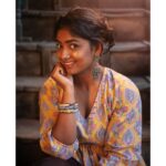 Bhoomi Shetty Instagram – I smile because I’ve no idea what’s going on🤪
.
My real expression is in the last pic after receiving tons of pictures from @balajimanoharphotography ❤️
.
.
Top @silayibazi
Jewellery @deeluxesoul_
.
.
.
.
#alittlebrowngirl #bhoomishetty #photooftheday #bangalore #streetphotography #balajimanohar