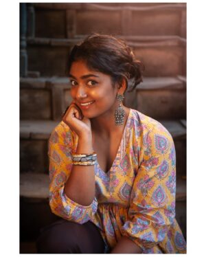 Bhoomi Shetty Instagram - I smile because I’ve no idea what’s going on🤪
.
My real expression is in the last pic after receiving tons of pictures from @balajimanoharphotography ❤️
.
.
Top @silayibazi 
Jewellery @deeluxesoul_ 
.
.
.
.
#alittlebrowngirl #bhoomishetty #photooftheday #bangalore #streetphotography #balajimanohar
