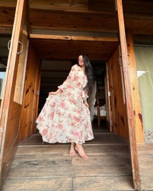 Bhoomika Mirchandani Instagram - Meaning of the song “Boohe Baariyan”: Skip all doors, windows and even walls too.. come to me by becoming wind ♥️

Dress: @forevernew_india
