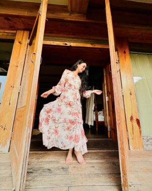 Bhoomika Mirchandani Instagram - Meaning of the song “Boohe Baariyan”: Skip all doors, windows and even walls too.. come to me by becoming wind ♥️

Dress: @forevernew_india