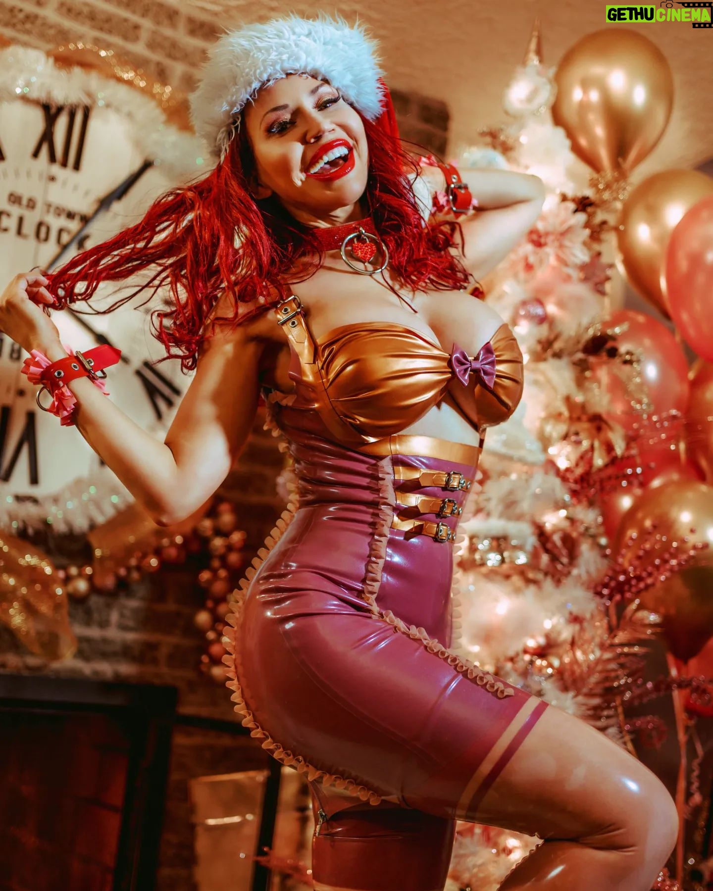 Bianca Beauchamp Instagram - My traditional annual #christmas photoshoot now LIVE at ILOVEBIANCA 🎄 😍