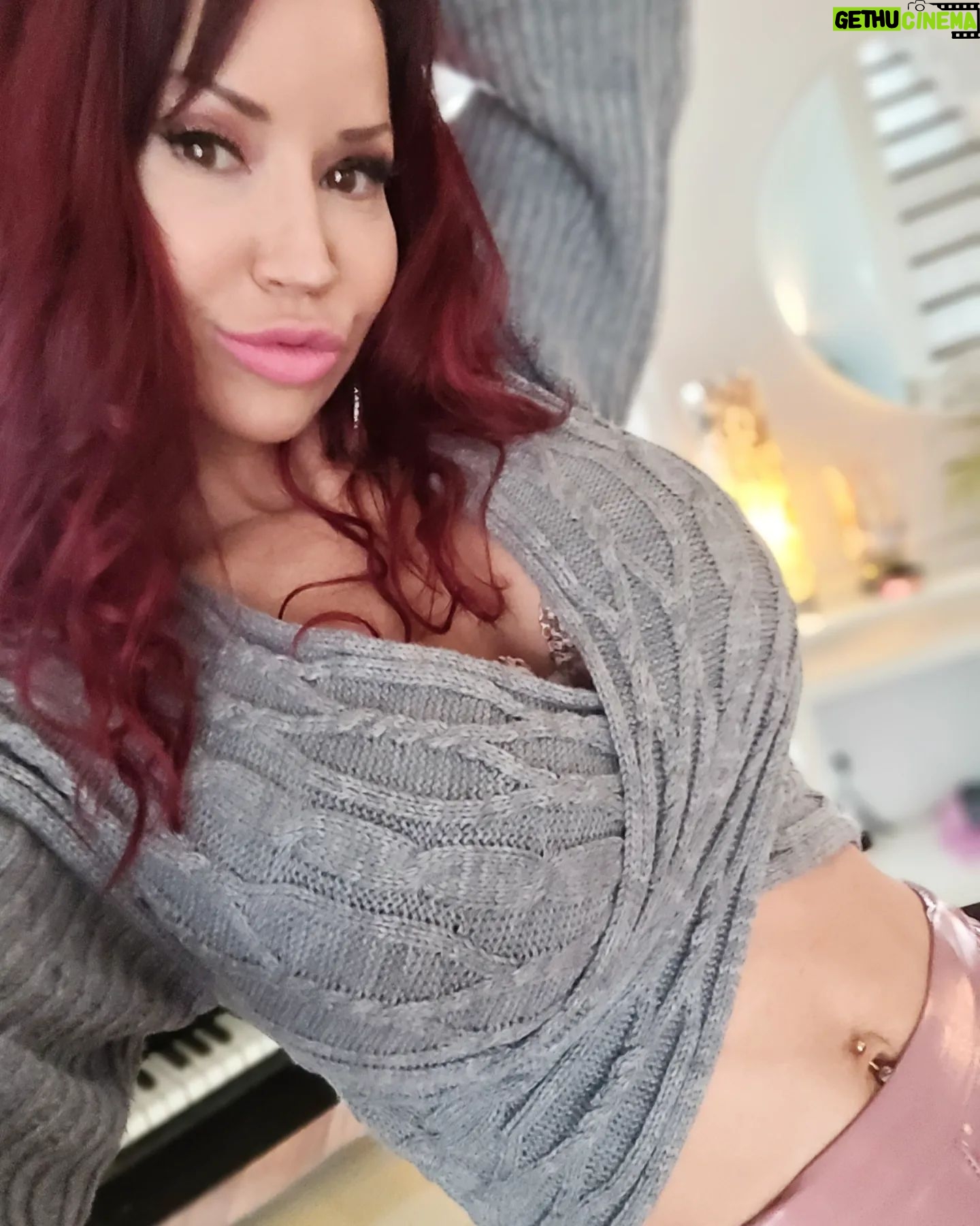 Bianca Beauchamp Instagram - Good morning!! Now you say it back with emojis only. Here are mine for you ❤️💋🌞🌻🌄💘
