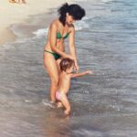 Bianca Comparato Instagram - Mami, mama, mum, mamuska, Leila, a melhor mãe do mundo. Me apoia e me ensina a não ter medo da vida (nem do papai noel). Orgulho da mulher que você é, com você aprendo todos os dias. Obrigada por ser essa mãe perfeita. É muito bom dividir com você essa paixão pelo Rio, pelo praia e pelo mar desde que era um bebê. Te amo mais que tudo @leilamendesfono Feliz dia das mães. Happy Mothers Day Mum.
