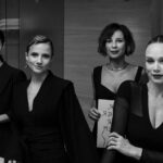 Bianca Comparato Instagram - Acho que amizade é isso. Que honra fazer parte do #powertripsummit2024 da Marie Claire. O maior encontro de lideranças feminias do Brasil. Uma revista que desde 1937 na França tem como mote dar voz as mulheres. Obrigada @mariaritaalonso e @dtofoli . E toda equipe do evento. Obrigada por proporcionar dias inspiradores. Me sinto energizada para o resto ano. Pude trocar com mulheres poderosas e influentes de várias areas. Obrigada @rafaellacaniello e @neriage_ por nos proporcionar roupas que nos fazem sentir tão plenas em nossos corpos. Um movimento muito bonito no comportamento feminino hoje é buscar uma rede de apoio nas amizades, em qualquer momento da vida. Não sei que seria de mim sem as minhas amizades. Essa rede de união tem uma força imensa. Casar e ter filho já não é o sonho de todes, e para seguir a vida se sentindo pertencendo a uma rede, as amizades ganham uma nova proporção. Durante a pandemia, fizemos o @cara.palavra onde a gente recitava poesias, tanto de poetas novos quanto dos mais consagrados. Era uma tentativa de encontrar alguma luz em meio a tantas incertezas. E agora, em 2024, seguimos juntas e criamos essa performance exclusivamente para o Summit, com o mote da “Irmandade Feminina”. Caras Amigas, @aandreiahorta @deborafalabellaoficial @marianaximenes amo vocês e obrigada por tudo. fotos: @fundacaomidia