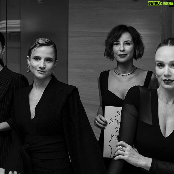 Bianca Comparato Instagram - Acho que amizade é isso. Que honra fazer parte do #powertripsummit2024 da Marie Claire. O maior encontro de lideranças feminias do Brasil. Uma revista que desde 1937 na França tem como mote dar voz as mulheres. Obrigada @mariaritaalonso e @dtofoli . E toda equipe do evento. Obrigada por proporcionar dias inspiradores. Me sinto energizada para o resto ano. Pude trocar com mulheres poderosas e influentes de várias areas. Obrigada @rafaellacaniello e @neriage_ por nos proporcionar roupas que nos fazem sentir tão plenas em nossos corpos. Um movimento muito bonito no comportamento feminino hoje é buscar uma rede de apoio nas amizades, em qualquer momento da vida. Não sei que seria de mim sem as minhas amizades. Essa rede de união tem uma força imensa. Casar e ter filho já não é o sonho de todes, e para seguir a vida se sentindo pertencendo a uma rede, as amizades ganham uma nova proporção. Durante a pandemia, fizemos o @cara.palavra onde a gente recitava poesias, tanto de poetas novos quanto dos mais consagrados. Era uma tentativa de encontrar alguma luz em meio a tantas incertezas. E agora, em 2024, seguimos juntas e criamos essa performance exclusivamente para o Summit, com o mote da “Irmandade Feminina”. Caras Amigas, @aandreiahorta @deborafalabellaoficial @marianaximenes amo vocês e obrigada por tudo. fotos: @fundacaomidia