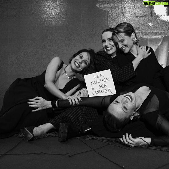 Bianca Comparato Instagram - Acho que amizade é isso. Que honra fazer parte do #powertripsummit2024 da Marie Claire. O maior encontro de lideranças feminias do Brasil. Uma revista que desde 1937 na França tem como mote dar voz as mulheres. Obrigada @mariaritaalonso e @dtofoli . E toda equipe do evento. Obrigada por proporcionar dias inspiradores. Me sinto energizada para o resto ano. Pude trocar com mulheres poderosas e influentes de várias areas. Obrigada @rafaellacaniello e @neriage_ por nos proporcionar roupas que nos fazem sentir tão plenas em nossos corpos. Um movimento muito bonito no comportamento feminino hoje é buscar uma rede de apoio nas amizades, em qualquer momento da vida. Não sei que seria de mim sem as minhas amizades. Essa rede de união tem uma força imensa. Casar e ter filho já não é o sonho de todes, e para seguir a vida se sentindo pertencendo a uma rede, as amizades ganham uma nova proporção. Durante a pandemia, fizemos o @cara.palavra onde a gente recitava poesias, tanto de poetas novos quanto dos mais consagrados. Era uma tentativa de encontrar alguma luz em meio a tantas incertezas. E agora, em 2024, seguimos juntas e criamos essa performance exclusivamente para o Summit, com o mote da “Irmandade Feminina”. Caras Amigas, @aandreiahorta @deborafalabellaoficial @marianaximenes amo vocês e obrigada por tudo. fotos: @fundacaomidia