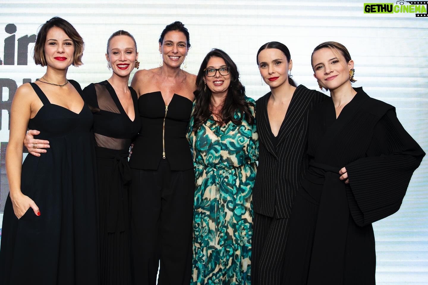Bianca Comparato Instagram - Acho que amizade é isso. Que honra fazer parte do #powertripsummit2024 da Marie Claire. O maior encontro de lideranças feminias do Brasil. Uma revista que desde 1937 na França tem como mote dar voz as mulheres. Obrigada @mariaritaalonso e @dtofoli . E toda equipe do evento. Obrigada por proporcionar dias inspiradores. Me sinto energizada para o resto ano. Pude trocar com mulheres poderosas e influentes de várias areas. Obrigada @rafaellacaniello e @neriage_ por nos proporcionar roupas que nos fazem sentir tão plenas em nossos corpos. Um movimento muito bonito no comportamento feminino hoje é buscar uma rede de apoio nas amizades, em qualquer momento da vida. Não sei que seria de mim sem as minhas amizades. Essa rede de união tem uma força imensa. Casar e ter filho já não é o sonho de todes, e para seguir a vida se sentindo pertencendo a uma rede, as amizades ganham uma nova proporção. Durante a pandemia, fizemos o @cara.palavra onde a gente recitava poesias, tanto de poetas novos quanto dos mais consagrados. Era uma tentativa de encontrar alguma luz em meio a tantas incertezas. E agora, em 2024, seguimos juntas e criamos essa performance exclusivamente para o Summit, com o mote da “Irmandade Feminina”. Caras Amigas, @aandreiahorta @deborafalabellaoficial @marianaximenes amo vocês e obrigada por tudo. fotos: @fundacaomidia
