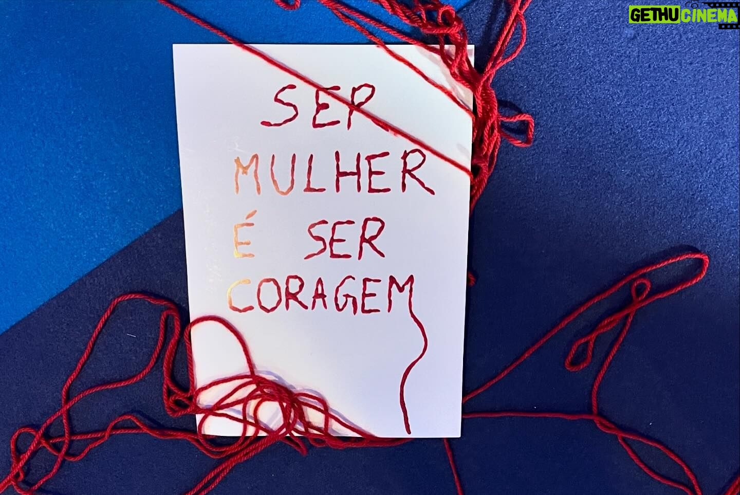 Bianca Comparato Instagram - Acho que amizade é isso. Que honra fazer parte do #powertripsummit2024 da Marie Claire. O maior encontro de lideranças feminias do Brasil. Uma revista que desde 1937 na França tem como mote dar voz as mulheres. Obrigada @mariaritaalonso e @dtofoli . E toda equipe do evento. Obrigada por proporcionar dias inspiradores. Me sinto energizada para o resto ano. Pude trocar com mulheres poderosas e influentes de várias areas. Obrigada @rafaellacaniello e @neriage_ por nos proporcionar roupas que nos fazem sentir tão plenas em nossos corpos. Um movimento muito bonito no comportamento feminino hoje é buscar uma rede de apoio nas amizades, em qualquer momento da vida. Não sei que seria de mim sem as minhas amizades. Essa rede de união tem uma força imensa. Casar e ter filho já não é o sonho de todes, e para seguir a vida se sentindo pertencendo a uma rede, as amizades ganham uma nova proporção. Durante a pandemia, fizemos o @cara.palavra onde a gente recitava poesias, tanto de poetas novos quanto dos mais consagrados. Era uma tentativa de encontrar alguma luz em meio a tantas incertezas. E agora, em 2024, seguimos juntas e criamos essa performance exclusivamente para o Summit, com o mote da “Irmandade Feminina”. Caras Amigas, @aandreiahorta @deborafalabellaoficial @marianaximenes amo vocês e obrigada por tudo. fotos: @fundacaomidia