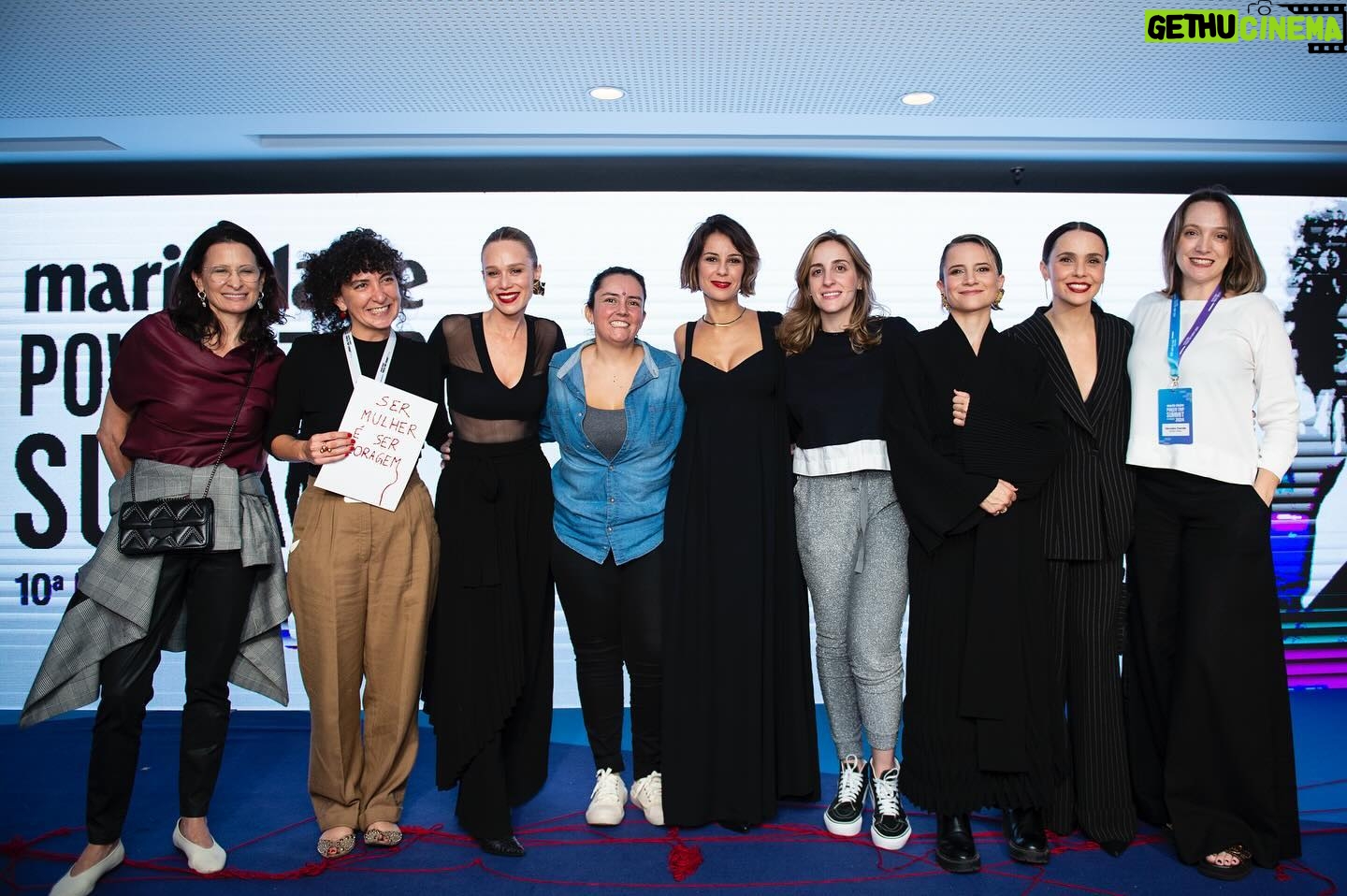 Bianca Comparato Instagram - Acho que amizade é isso. Que honra fazer parte do #powertripsummit2024 da Marie Claire. O maior encontro de lideranças feminias do Brasil. Uma revista que desde 1937 na França tem como mote dar voz as mulheres. Obrigada @mariaritaalonso e @dtofoli . E toda equipe do evento. Obrigada por proporcionar dias inspiradores. Me sinto energizada para o resto ano. Pude trocar com mulheres poderosas e influentes de várias areas. Obrigada @rafaellacaniello e @neriage_ por nos proporcionar roupas que nos fazem sentir tão plenas em nossos corpos. Um movimento muito bonito no comportamento feminino hoje é buscar uma rede de apoio nas amizades, em qualquer momento da vida. Não sei que seria de mim sem as minhas amizades. Essa rede de união tem uma força imensa. Casar e ter filho já não é o sonho de todes, e para seguir a vida se sentindo pertencendo a uma rede, as amizades ganham uma nova proporção. Durante a pandemia, fizemos o @cara.palavra onde a gente recitava poesias, tanto de poetas novos quanto dos mais consagrados. Era uma tentativa de encontrar alguma luz em meio a tantas incertezas. E agora, em 2024, seguimos juntas e criamos essa performance exclusivamente para o Summit, com o mote da “Irmandade Feminina”. Caras Amigas, @aandreiahorta @deborafalabellaoficial @marianaximenes amo vocês e obrigada por tudo. fotos: @fundacaomidia