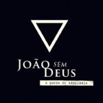 Bianca Comparato Instagram - Hoje (sexta - 13/10), às 21h50, o Canal Brasil exibe o 1º episódio de JOÃO SEM DEUS – A QUEDA DE ABADIÂNIA. Os outros dois capítulos da série serão exibidos sábado (amanhã) e domingo no mesmo horário. Quem é assinante Globoplay Canais pode maratonar a série por lá. 🎥🎬 Dirigida pela cineasta Marina Person, JOÃO SEM DEUS – A QUEDA DE ABADIÂNIA aborda os crimes sexuais cometidos contra mulheres pelo famoso médium João de Deus a partir da história de duas irmãs. Bianca Comparato, Karine Teles e Maria Clara Strambi protagonizam a série ao lado do @marconaniniator . O elenco ainda conta com as participações de @antoniosaboia , @miss_ana_sofia e Dalela Carmo. A série JOÃO SEM DEUS – A QUEDA DE ABADIÂNIA é uma coprodução internacional independente entre Brasil e Portugal, em um projeto assinado pela Ventre Studio (Paula Cosenza), Canal Brasil, Coral Europa e TVI. Inspirada em eventos reais, a ficção foi escrita por @patriciacorso81 e @_leonardo_moreira , com a colaboração de @giulianocedroni e @lfnoe . A direção de fotografia é da @janice__davila e a direção de arte da @fernandacarlucci . Fica a dica!!! 📺 A reportagem completa sobre a série vc confere no programa Cinejornal às 19h25. #joãosemdeus #aquedadeabadiânia #marinaperson #biancacomparato #karineteles #mariaclarastrambi #sériebrasileira #marconanini #canalbrasil