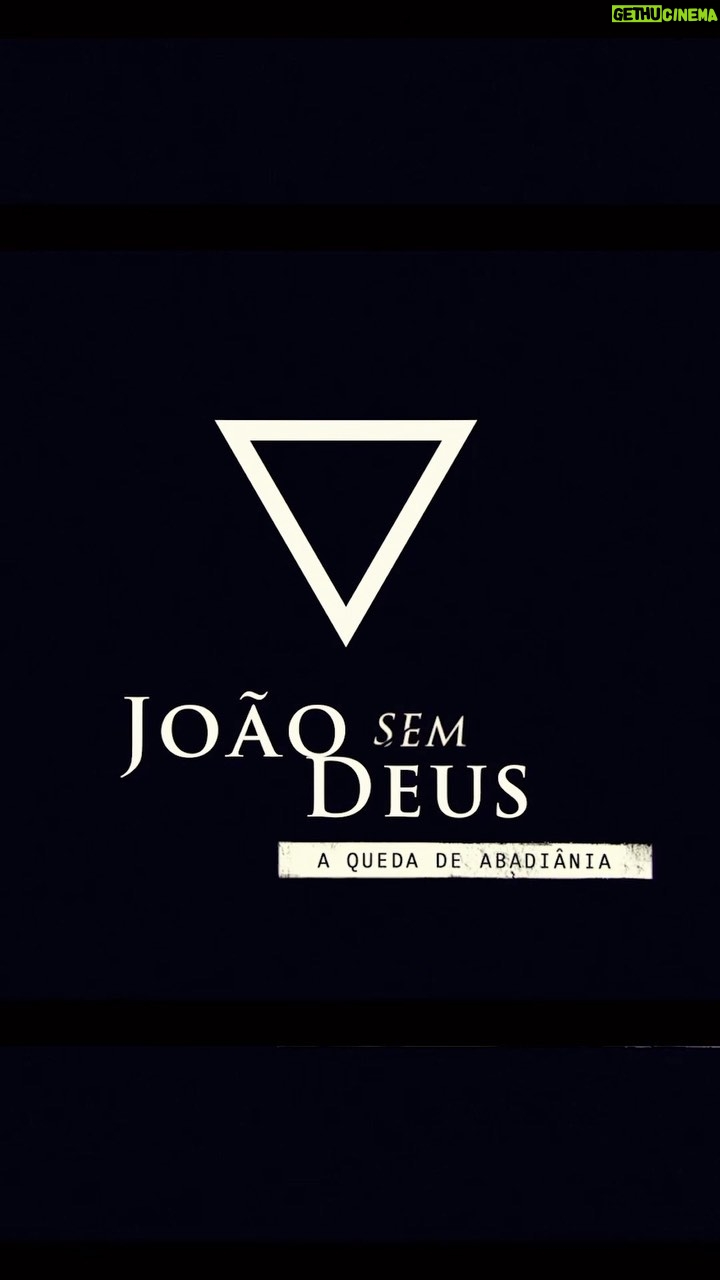 Bianca Comparato Instagram - Hoje (sexta - 13/10), às 21h50, o Canal Brasil exibe o 1º episódio de JOÃO SEM DEUS – A QUEDA DE ABADIÂNIA. Os outros dois capítulos da série serão exibidos sábado (amanhã) e domingo no mesmo horário. Quem é assinante Globoplay Canais pode maratonar a série por lá. 🎥🎬 Dirigida pela cineasta Marina Person, JOÃO SEM DEUS – A QUEDA DE ABADIÂNIA aborda os crimes sexuais cometidos contra mulheres pelo famoso médium João de Deus a partir da história de duas irmãs. Bianca Comparato, Karine Teles e Maria Clara Strambi protagonizam a série ao lado do @marconaniniator . O elenco ainda conta com as participações de @antoniosaboia , @miss_ana_sofia e Dalela Carmo. A série JOÃO SEM DEUS – A QUEDA DE ABADIÂNIA é uma coprodução internacional independente entre Brasil e Portugal, em um projeto assinado pela Ventre Studio (Paula Cosenza), Canal Brasil, Coral Europa e TVI. Inspirada em eventos reais, a ficção foi escrita por @patriciacorso81 e @_leonardo_moreira , com a colaboração de @giulianocedroni e @lfnoe . A direção de fotografia é da @janice__davila e a direção de arte da @fernandacarlucci . Fica a dica!!! 📺 A reportagem completa sobre a série vc confere no programa Cinejornal às 19h25. #joãosemdeus #aquedadeabadiânia #marinaperson #biancacomparato #karineteles #mariaclarastrambi #sériebrasileira #marconanini #canalbrasil
