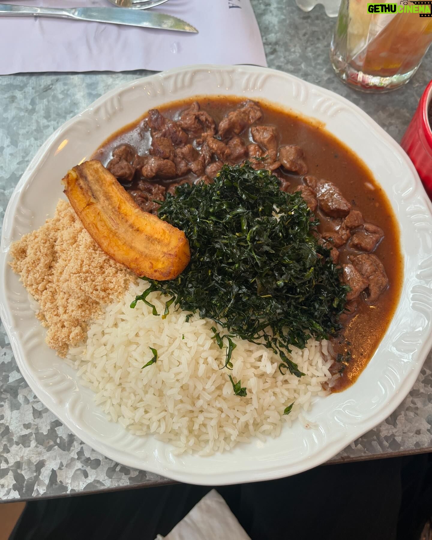 Bianca Comparato Instagram - isso foi ontem. almoço delicia entre amigos, música boa e afeto. @c6fest que festival perfeito! Já ansiosa pro ano que vem. obrigada @priborgonovi @pbpr__ @galvaoleo por proporcionar esse dia.