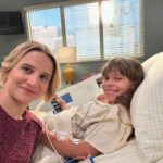 Bianca Comparato Instagram – É uma honra fazer participação numa serie que sou fã há 20 anos. Lembro de ver @greysabc Greys ainda adolescente. É uma das minhas series favoritas. Estar na vigesima temporada é a realização de um sonho, que nem sabia que era possível.
Ainda mais podendo interpretar uma brasileira, mostrar nossa cultura pro mundo e estar ao lado de um grande talento brasileiro que é o @bskubs Beto Skubs, roteirista e produtor da série.
Tive o privilégio de ser dirigida por uma lenda da televisão americana, a @therealdebbieallen Debbie Allen, artista que sou muito fã e que não só dirige mas também é produtora executiva da serie. E atriz. (Fez ate uma aparição rápida no episódio, vocês viram?)
Alem dela, fui muito bem recebida por toda equipe e elenco, principalmente a veterana, @caterinascorsone , que foi muito generosa e gentil comigo, me deixando mais do que a vontade no set.
Mas o melhor de tudo é receber o carinho e amor de vocês. É por isso e pra isso que sou atriz. Essa onda de amor da web, é um grande presente. As palavras não dão vazão pro que estou sentindo.
Com amor sempre.
Bora Brasil!!!!
Page Cardio 🇧🇷