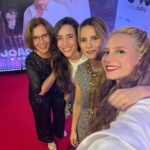 Bianca Comparato Instagram - dump da pré-estreia de JOÃO SEM DEUS no visegimo quinto festival do rio, inaugurando a exibição de séries. noite cheia de pessoas que amo… styling @ritalazzarotti obrigada, merci, grazie, gracias, thank you @miumiu e @prasiofficial ✨ beleza @cami.nhante Louca pra vocês assistirem a série que estreia dia 13/10, sim… sexta-feira 13 :)) no @canalbrasil e pra quem tem @globoplay mais canais. Uma série escrita pela talentosíssima amiga @patriciacorso81 e genio @_leonardo_moreira. Criado por @giulianocedroni. Dirigido por @marinaperson No elenco os maravilhosos @antoniosaboia @marconaniniator @karineteles @mariaclarastrambi Produzido pela @ventrestudio, liderado pelas maravilhosas @paula.cosenza e @justineotondo obrigada @canalbrasil e @tvioficial Obrigada toda equipe maravilhosa, composta majoritariamente por mulheres. A série conta o que aconteceu oito dias antes do João de Deus se entregar pra policia. E diferente de muitas histórias de True Crime o ponto de vista não é dele, mas de suas vitimas.