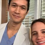 Bianca Comparato Instagram – É uma honra fazer participação numa serie que sou fã há 20 anos. Lembro de ver @greysabc Greys ainda adolescente. É uma das minhas series favoritas. Estar na vigesima temporada é a realização de um sonho, que nem sabia que era possível.
Ainda mais podendo interpretar uma brasileira, mostrar nossa cultura pro mundo e estar ao lado de um grande talento brasileiro que é o @bskubs Beto Skubs, roteirista e produtor da série.
Tive o privilégio de ser dirigida por uma lenda da televisão americana, a @therealdebbieallen Debbie Allen, artista que sou muito fã e que não só dirige mas também é produtora executiva da serie. E atriz. (Fez ate uma aparição rápida no episódio, vocês viram?)
Alem dela, fui muito bem recebida por toda equipe e elenco, principalmente a veterana, @caterinascorsone , que foi muito generosa e gentil comigo, me deixando mais do que a vontade no set.
Mas o melhor de tudo é receber o carinho e amor de vocês. É por isso e pra isso que sou atriz. Essa onda de amor da web, é um grande presente. As palavras não dão vazão pro que estou sentindo.
Com amor sempre.
Bora Brasil!!!!
Page Cardio 🇧🇷