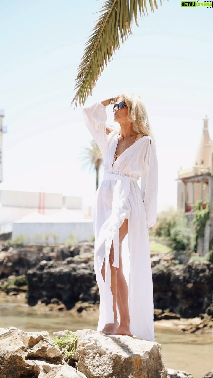 Bibá Pitta Instagram - E este vestido de linho lindo de morrer da coleção @pura_slowliving ?😍 Tão leve,elegante e perfeito para várias ocasiões - do casual ao chic☀️ Adoro peças únicas e versáteis quem mais ?😍 Parabéns querida @categouveia… o teu talento,beleza e bom gosto são inspiradores 😍 As tuas fotografias sempre ao mais alto nível @ruteobadia😘😍 #modacomestilo #admiração #tudolindo #🩷 Beijinhos bom feriado 😍