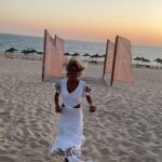 Bibá Pitta Instagram - Correndo na praia lembro-me sempre como viver é lindo ..sei que por vezes tb é muito difícil mas é exatamente nos desafios que encontramos a força para continuar 🥰 O que eu sei é que temos que valorizar cada momento e agradecer porque viver é uma só oportunidade … e eu tive a sorte de ser uma das escolhidas!! É assim ou não minha gente querida? Beijinhos 😍 #vidalinda#confiança #agradecersempre #gratidão #pôrdosol