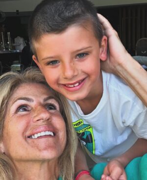 Bibá Pitta Instagram - Grande companheiro e amigo d’avó😍
Desde o momento que chegaste á minha vida descobri este amor quentinho que não para de crescer …
Duartinho,estou aqui para te apoiar , orientar,amar e aconteça o que acontecer,és e serás sempre um grande amor que a avó traz  no coração 😍
Amo-te muito meu furacão pequenino !!
Avó Biba 😍 

Beijinhos, boa semana para todos🥰