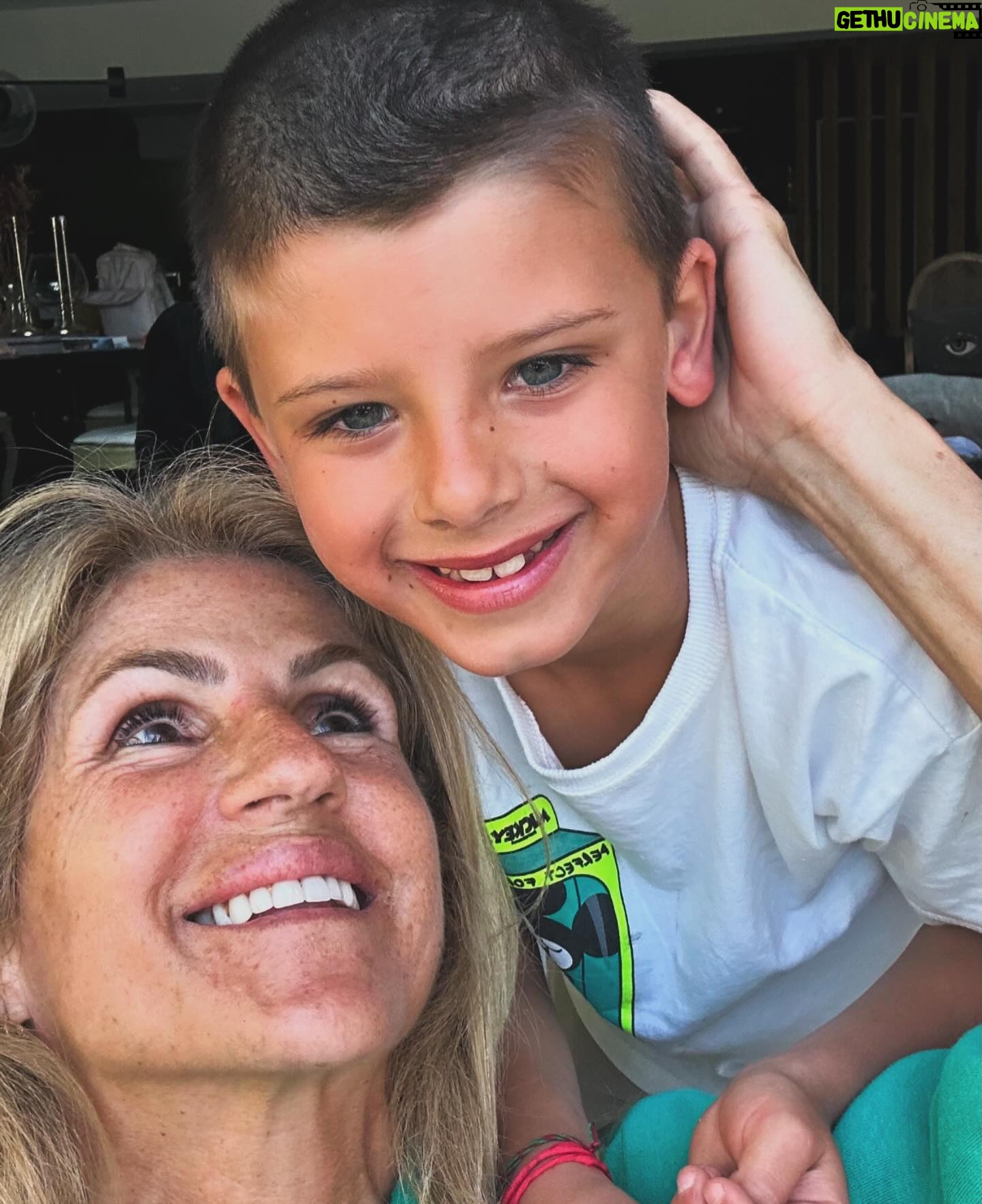 Bibá Pitta - 5.7K Likes - Grande companheiro e amigo d’avó😍
Desde o momento que chegaste á minha vida descobri este amor quentinho que não para de crescer …
Duartinho,estou aqui para te apoiar , orientar,amar e aconteça o que acontecer,és e serás sempre um grande amor que a avó traz no coração 😍
Amo-te muito meu furacão pequenino !!
Avó Biba 😍
Beijinhos, boa semana para todos🥰
