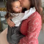 Bibá Pitta Instagram - Quando estamos juntos em família é isto ( faltam alguns 😔) Muito amor, muita risada , muita brincadeira … tudo muito🥰 No amor dos filhos e dos netos encontramos o verdadeiro significado do amor incondicional , não é assim minha gente querida ? Beijinhos, dia feliz☀️ #amordefamilia #amorquenaosemede #todosjuntos #❤️