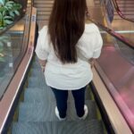 Bibá Pitta Instagram - Eu atrás da special Girl em modo INVISÍVEL no Cascais shopping 😜 Tinha um encontro com os amigos no Starbucks para irem almoçar … e aí fui eu atrás dela !! Foi direitinha e ainda fez ar de seca quando me viu 😂😜 Sei que para muitas pessoas é só mais uma historinha mas para mim é mais que uma que uma grande conquista é uma enorme Vitória 💪🏻👏👏👏👏💕 Yes,you can !!💕 #specialgirl #maisumavitoria #euposso#euconsigo#euvou #🩷